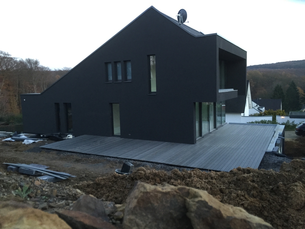Haus mit WPC-Terrasse