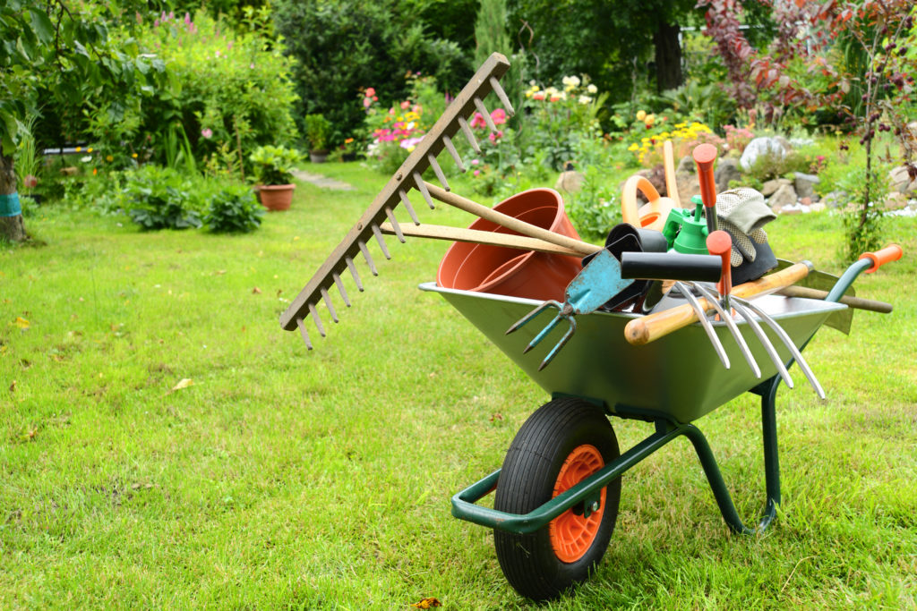 Schubkarre mit Gartenwerkzeug